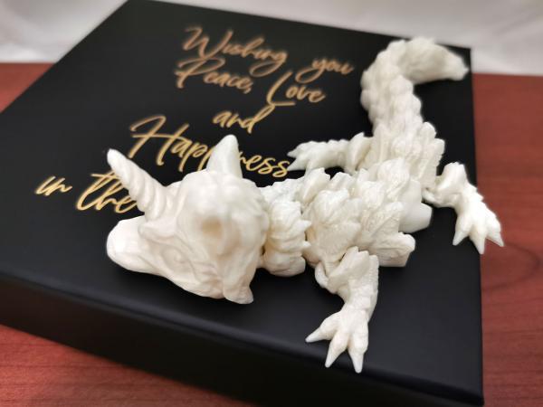 Einhorn-Drache LUMETHROS majestätischer weißer Einhorn-Drache - Wächter einer  Schachtel