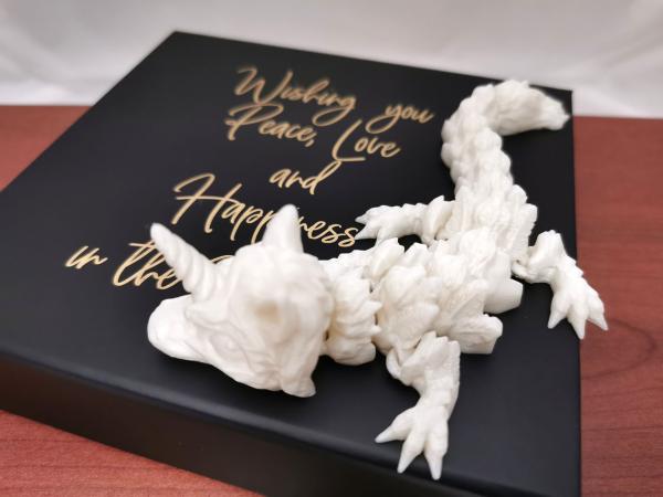 Preview: Drache LUMETHOS - Einhorn-Drache als Wächter einer Schachtel