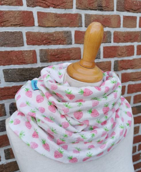 Preview: ERDBEEREN weicher leichter Schal mit rosa Erdbeeren aus Musselin