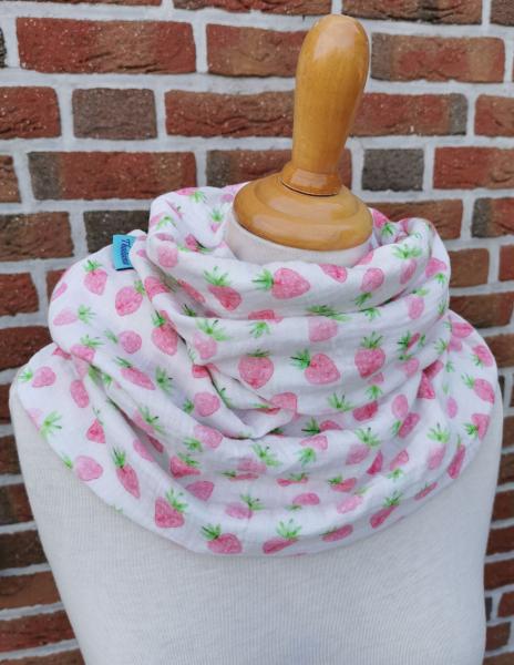 Preview: ERDBEEREN weicher leichter Schal mit rosa Erdbeeren aus Musselin
