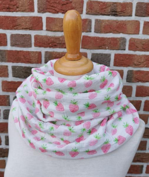 Preview: ERDBEEREN weicher leichter Schal mit rosa Erdbeeren aus Musselin