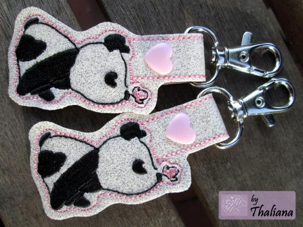 Panda-Schlüsselanhänger mit rosa Knopf