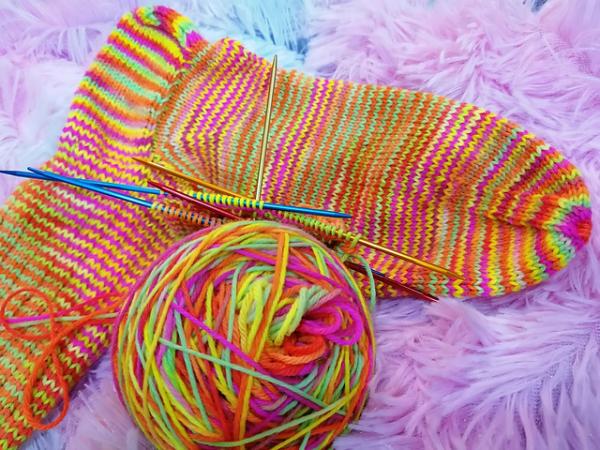 Preview: Socken 38/39 UNIKAT handgestrickt kuschelig weich waschbar pink neon gelb orange