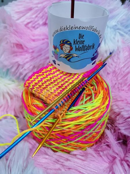 Preview: Socken 38/39 UNIKAT handgestrickt kuschelig weich waschbar pink neon gelb orange