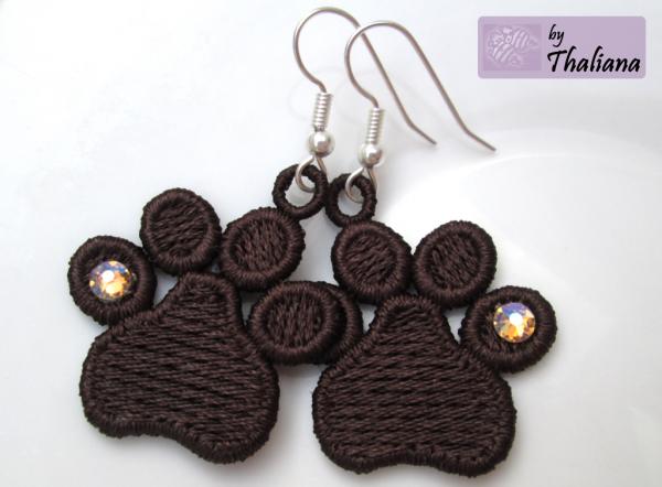 Preview: PFOTEN-Ohrringe - federleicht FSL gestickt braun mit Glitzer für Hundeliebhaber