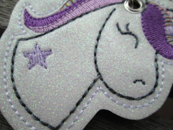 Preview: Schlüsselanhänger Regenbogen-Einhorn mit Namen personalisiert