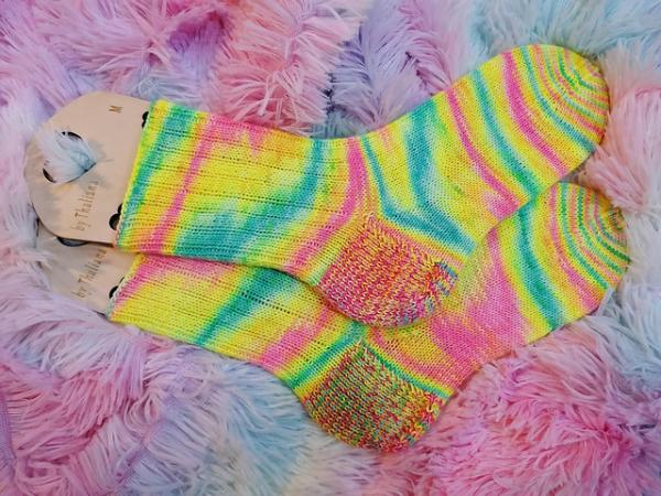 Preview: Socken 39 UNIKAT handgestrickt megakuschelig weich waschbar knallbunt neon