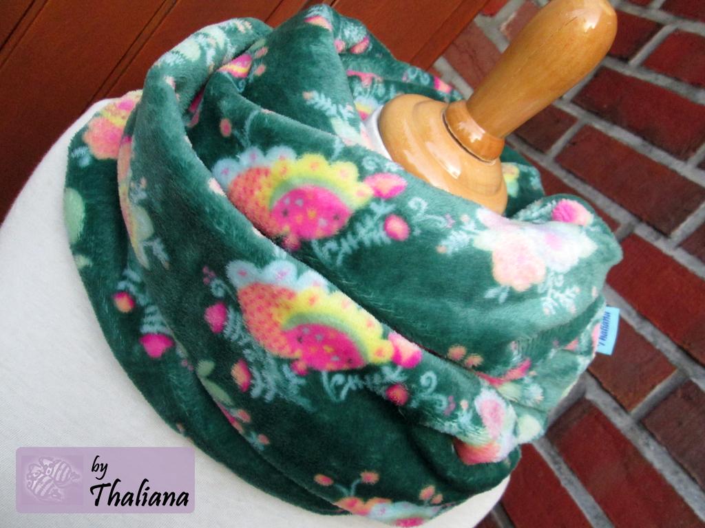 BLUETENBOUQUET-grüner-Loop-mit-Blüten-Loopschal