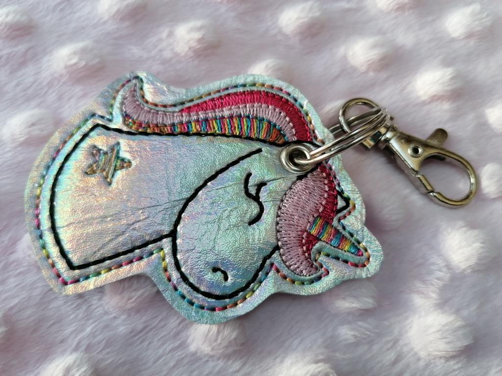 personalisierbarer-Anhänger-rainbow-Einhorn-Name