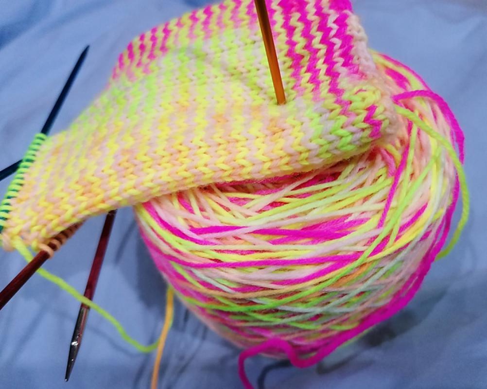 Socken (39)/40 UNIKAT handgestrickt kuschelig strapazierfähig weich waschbar knallbunt neon