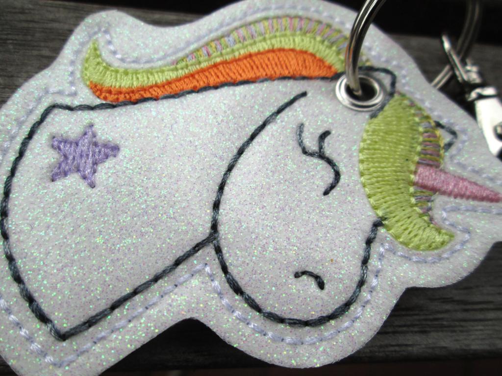 personalisierbarer-Anhänger-rainbow-Einhorn-Name