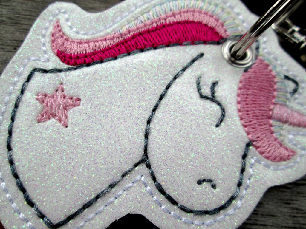 personalisierbarer-Anhänger-rainbow-Einhorn-Name