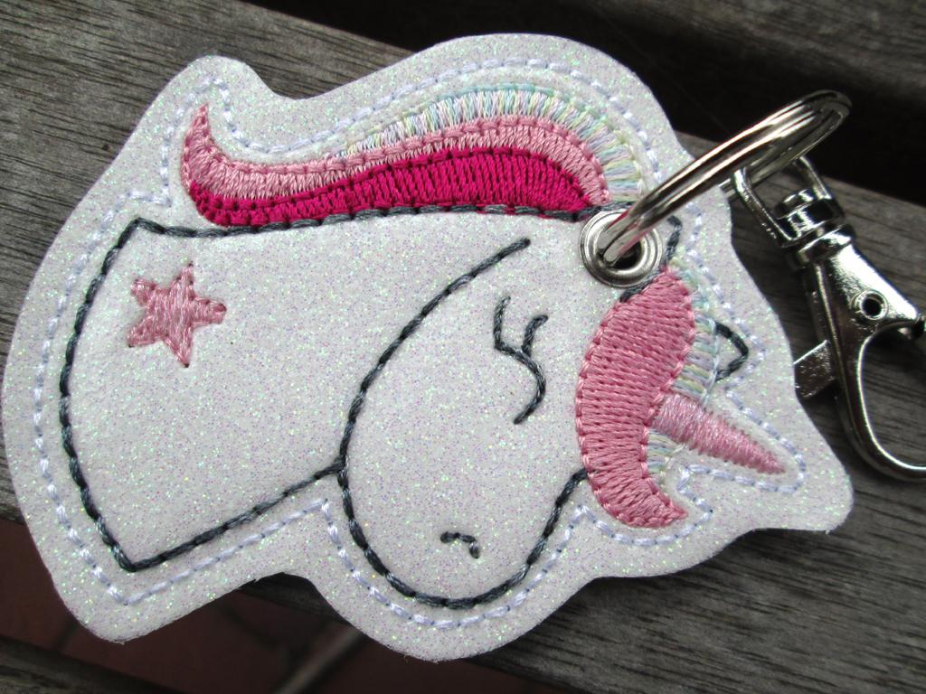 Schlüsselanhänger Regenbogen-Einhorn mit Namen personalisiert