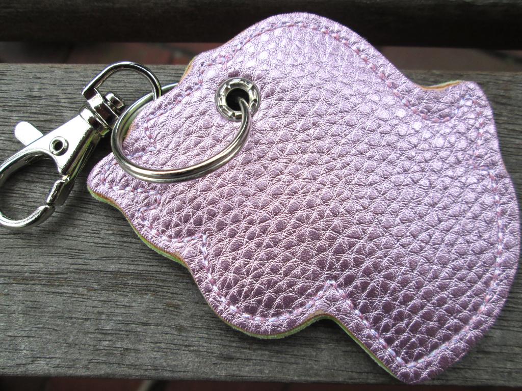 Regenbogen-Einhorn mit gebogenem Namen personalisiert